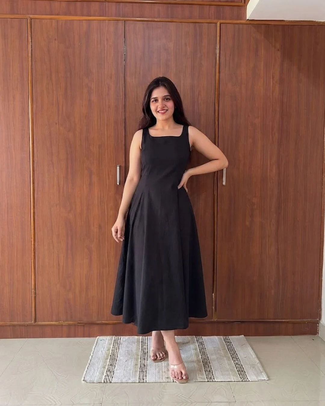 Women Sleeveless Square-Neck Fitted Bodice Flared Midi Dress