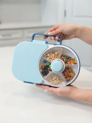 Multi-compartment-portable-lunch-box-with-rotating-snack-tray